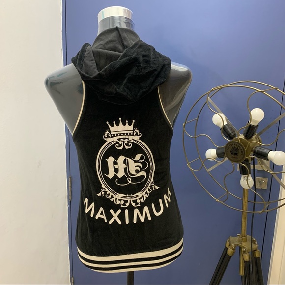 ❄️ Sleeveless Jacket in Black with a Hoodie and Pockets - Picture 9 of 10